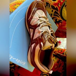 Easy Spirit Ladies Sneakers 10W